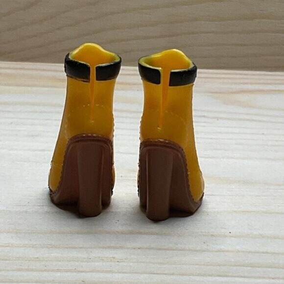 2021 MGA LOL OMG Busy B.B Bb Doll Shoes Heels Yellow Work Boots - Picture 4 of 6
